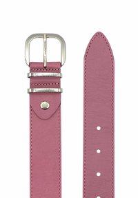 Ceinture en cuir rose avec une boucle en métal argenté, trois accents métalliques et une pointe aigüe. Présente des coutures blanches et plusieurs trous.