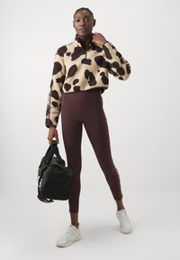 adidas Sportswear ESSENTIALS 3 STRIPES ANIMAL PRINT CROPPED QUARTER ZIP  - Felpa in pile - shadow brown/multicolor