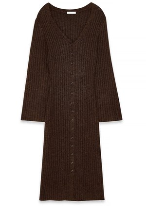 Cardigan de punto acanalado marrón con escote en V, mangas largas, cierre frontal con botones y forma ajustada. Tejido texturizado en toda la prenda.
