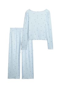 Lichtblauw pyjama set bestaande uit een lange mouw top en wijde broek. De top heeft een geribbelde textuur met kleine marineblauwe en witte hartpatronen.