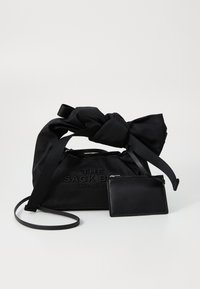 Seleccionado, black