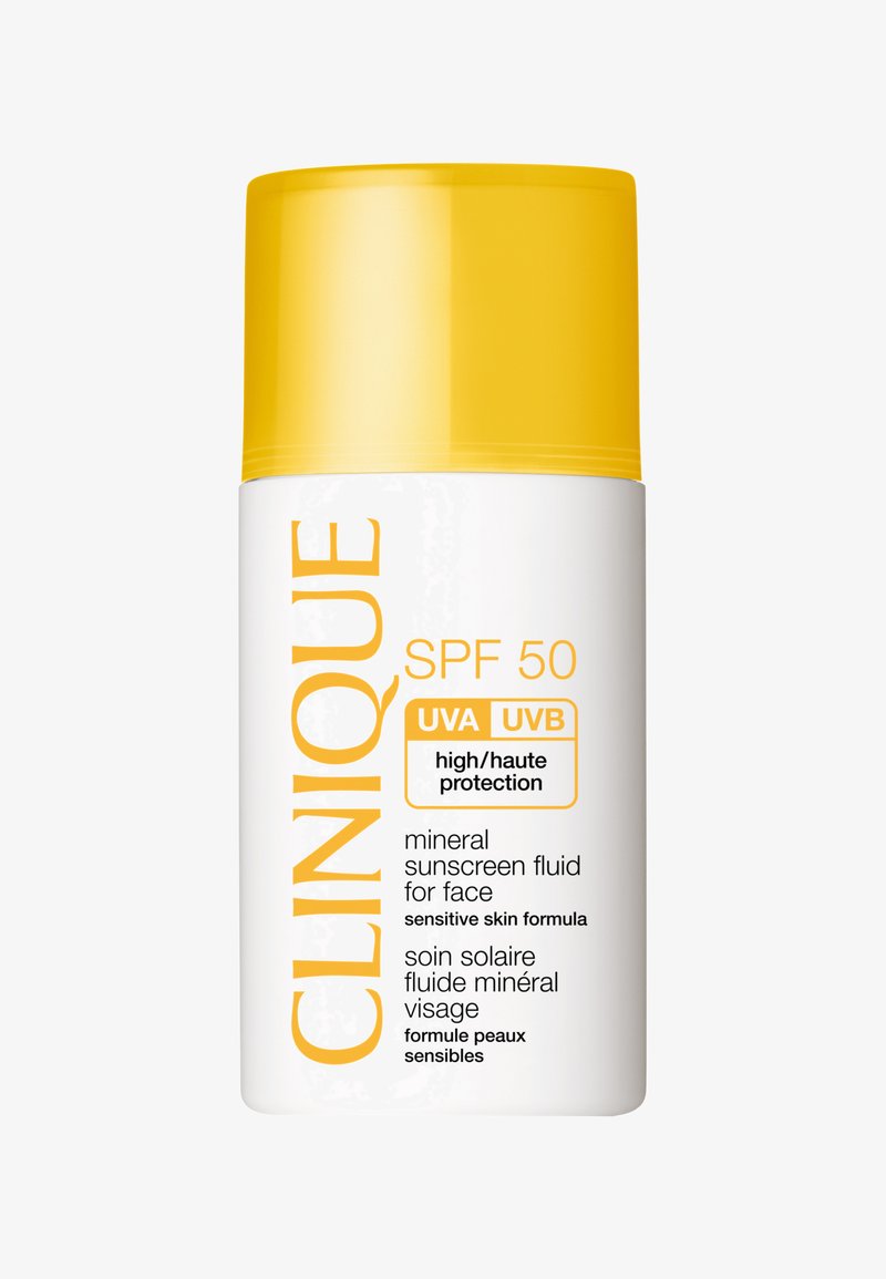 Protector solar mineral SPF 50 para el rostro de Clinique en un envase blanco con tapa amarilla. Incluye etiqueta de protección UVA/UVB y fórmula para piel sensible.