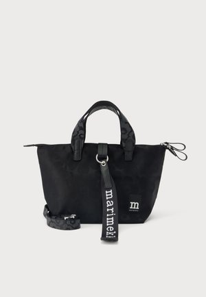 Sac cabas noir Marimekko avec poignées courtes, bandoulière amovible, motif subtil et étiquette en tissu de la marque suspendue sur le devant.