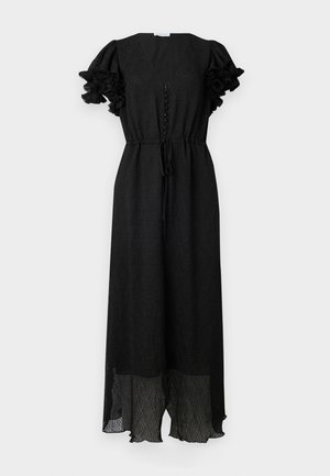 Robe noire avec décolleté en V, manches courtes à volants, boutonnière à l'avant et taille à cordon ; tissu texturé et longueur au sol.