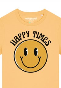 Gele katoenen t-shirt met een grote, lachende gezichtsgrafiek en de tekst "HAPPY TIMES" in vette, zwarte letters boven het ontwerp.