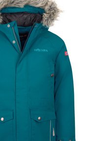 Türkise Kinder-Winterjacke mit Kunstfell gefütterter Kapuze, Reißverschluss, zwei Fronttaschen und gesticktem Logo. Mit Akzent der norwegischen Flagge.