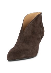 Scarpa in suede marrone con punta appuntita e profilo alto e angolare. Presenta un design a V distintivo alla caviglia per un aspetto elegante.