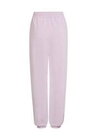 Lila tekaške hlače z elastičnim pasom in oprijetimi manšetami, narejene iz mehke tkanine s gladko, neporozno površino.