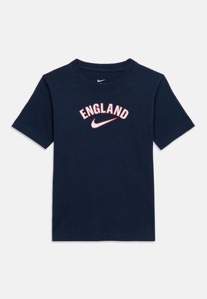 Μπλε ναυτικό t-shirt με κοντά μανίκια, με την επιγραφή "ENGLAND" και λευκό λογότυπο Nike Swoosh με κόκκινο περίγραμμα στο στήθος.