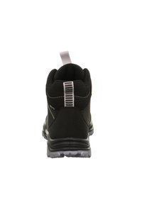 Schwarzer Wanderstiefel mit hohem Kragen, strukturiertem Stoff und Gummisohle. Verfügt über eine Zuglasche an der Rückseite und kontrastierende graue Akzente.