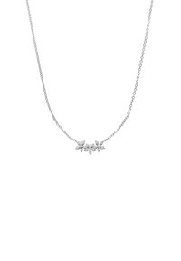 Zilveren halsketting met een delicate ketting, met een cluster van diamanten-achtige accenten in een bloemontwerp in het midden.