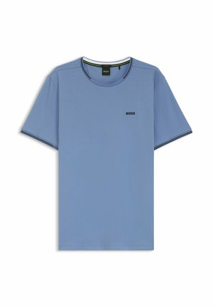 T-shirt azzurro chiaro a maniche corte con logo "BOSS" nero sul petto sinistro e rifiniture a righe nere sul colletto e ai bordi delle maniche.