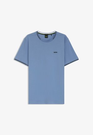 T-shirt azzurro chiaro a maniche corte con logo "BOSS" nero sul petto sinistro e rifiniture a righe nere sul colletto e ai bordi delle maniche.