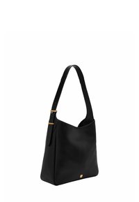 Sac à bandoulière en cuir noir avec une forme incurvée, une sangle réglable et un accent doré. Texture lisse avec un design minimaliste.