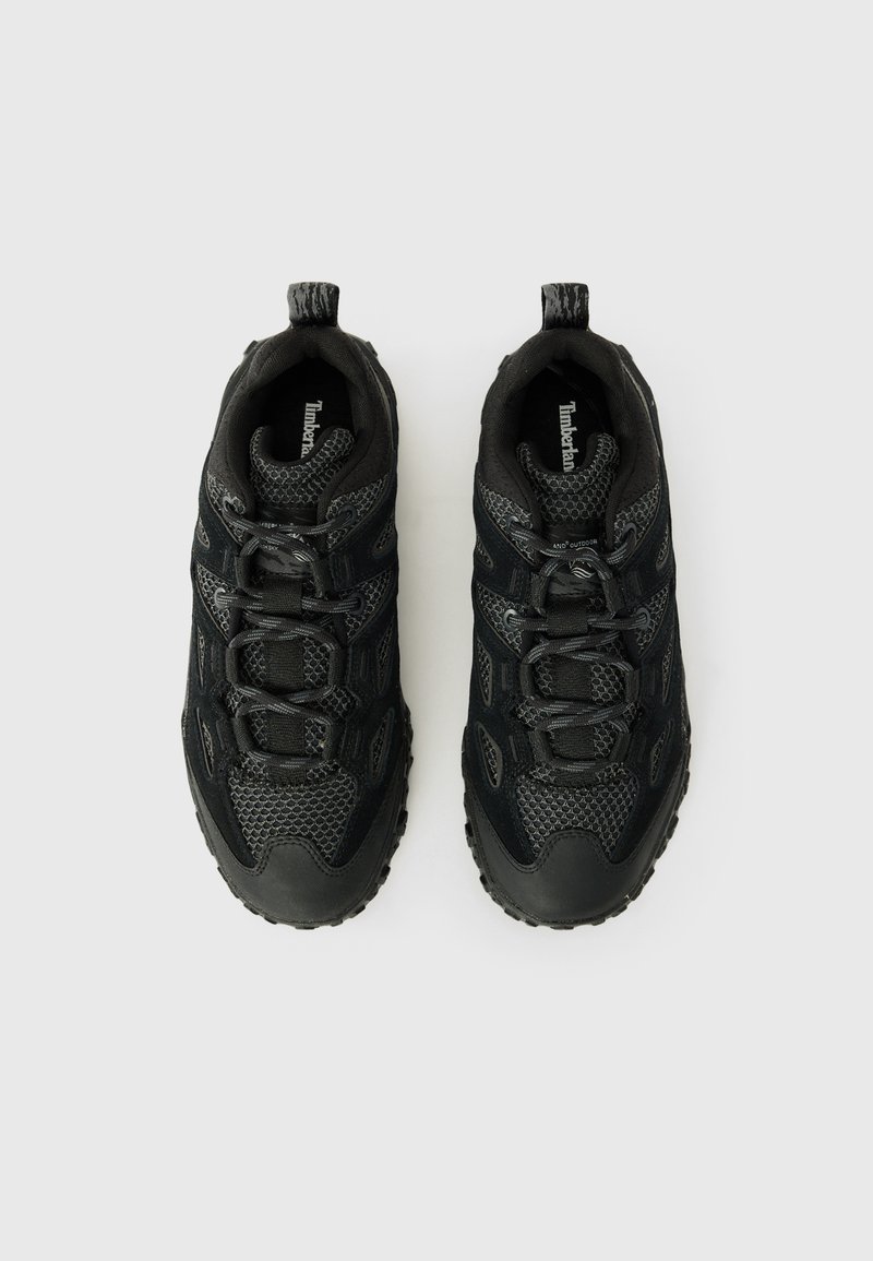 Zapatos de senderismo negros con malla texturizada y superposiciones sintéticas. Presentan una suela resistente, un cuello acolchado y un sistema de cordones elásticos para un ajuste seguro.