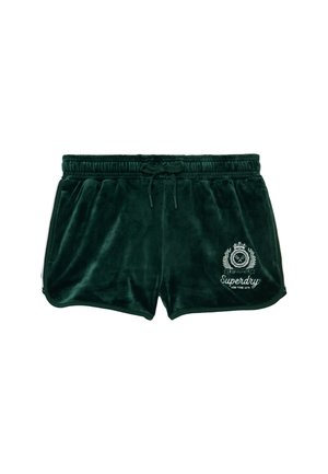 Ciemnozielone szorty z weluru z elastyczną talią, sznurkiem, bocznymi kieszeniami i białym haftowanym logo Superdry na lewej nodze.