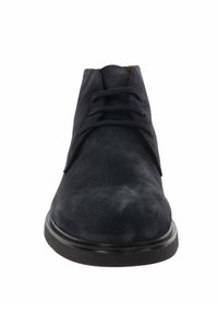 Bottine en daim bleu foncé avec un bout arrondi, un laçage et une semelle en caoutchouc. Texture lisse avec un minimalisme dans les détails.
