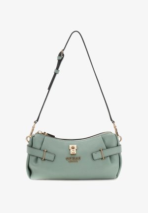 Zielona skórzana torebka o zakrzywionym kształcie, z elementami w złotym odcieniu, zamkiem błyskawicznym i regulowanym paskiem. Posiada logo oraz dwa ozdobne paski.