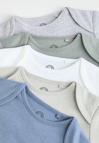 Cinque magliette di diversi colori: grigio, verde, bianco, grigio chiaro e blu. Ognuna ha un colletto rotondo e un tessuto morbido e strutturato.