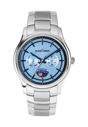Silberne Metallarmbanduhr mit hellblauem Zifferblatt, schwarzen Stundenmarkierungen, Anzeigen für Tag, Datum und Mondphasen.
