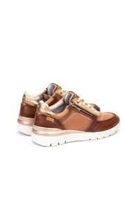 Baskets en cuir marron avec des textures et couleurs contrastées, y compris des accents beige, bordeaux et doré ; dotées de lacets et de fermetures éclair.