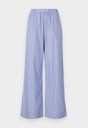 Pantaloni a gamba larga a righe azzurro chiaro e bianche con vita elasticizzata, dotati di due bottoni decorativi sul davanti e una morbida texture in tessuto.