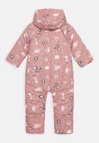 Roze baby sneeuwpak met capuchon, versierd met dieren- en sterrenpatronen, waaronder leeuwen, zebra's, pinguïns en olifanten.