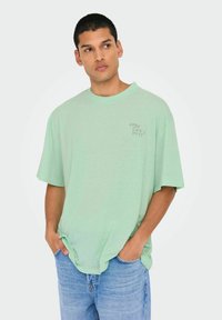 Only & Sons LOCKER GESCHNITTEN RUNDHALS KASTIGE ÄRMEL - T-shirt print - birds egg green