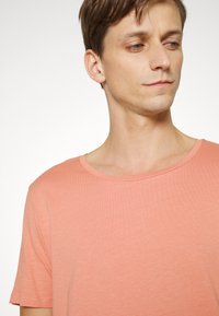 Lee SHAPED TEE - T-shirt básica - rust