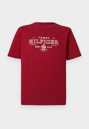 Rood katoenen T-shirt met een witte print van het logo "Tommy Hilfiger" en "New York City" in het midden aan de voorkant. Korte mouwen.