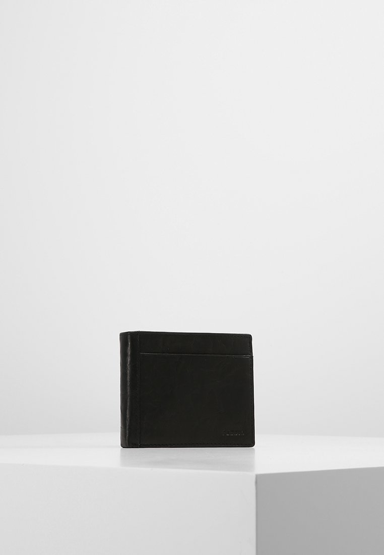 Schwarze Lederbrieftasche mit glatter Oberfläche, im zweifachen Design, mit einem äußeren Kartenfach und einem dezenten geprägten Logo auf der Vorderseite.