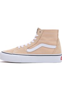 Høye sneakers i lys tan semsket skinn med hvite snørebånd og sidekant. Har en gummisåle med svart kant og rødt logo på hælen.