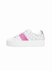 Sneakers blanches avec un haut à motifs, présentant une bande en cuir rose, des accents argentés et une épaisse semelle blanche. Détails texturés partout.
