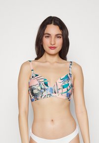 Top de biquíni com estampa floral em fundo rosa, apresentando um design em V, alças ajustáveis e acentos de folhas tropicais.