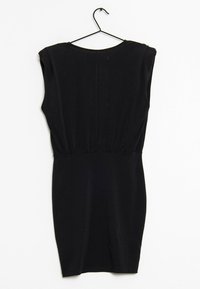 Musta ilmanhiha dressi henkarissa, jossa on vartalonmyötäinen muotoilu, rypytetty vyötärö, sileä kangas ja pyöreä pääntie.