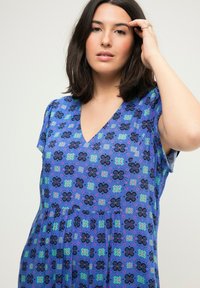 Studio Untold A-LINE ALLOVERPRINT V-AUSSCHNITT FLÜGEL-HALBARM - Vestito lungo - cornflower blue