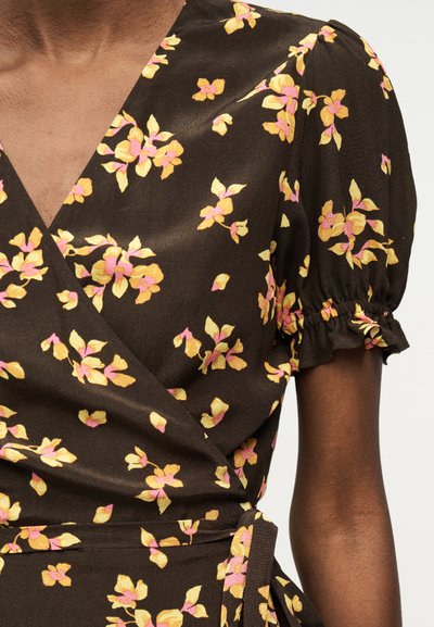 Σκούρο καφέ φόρεμα με κρουαζέ σχέδιο, κίτρινες και ροζ ανθισμένες λεπτομέρειες, φουσκωτά κοντά μανίκια και ζώνη στη μέση με δέσιμο.