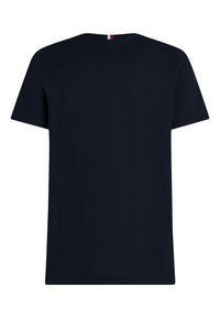 T-shirt bleu marine uni à manches courtes avec un petit détail rayé rouge et blanc dans le dos, au niveau de l’encolure.
