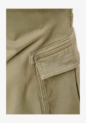 Tkanină din bumbac verde măsliniu, cu cusături vizibile și o buzunar lateral. Textură netedă, aspect ușor șifonat și margini îngrijite.