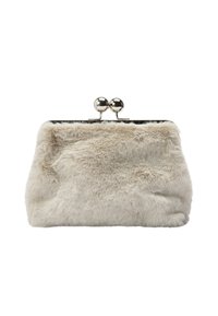 Beżowa torebka klamrowa z sztucznego futra z metalowym zapięciem w kolorze srebra. Miękka tekstura i zaokrąglony kształt z dwoma kulistymi akcentami na górze.