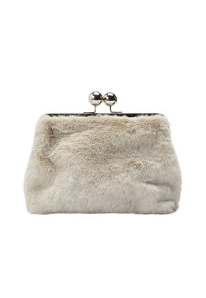 Beżowa torebka klamrowa z sztucznego futra z metalowym zapięciem w kolorze srebra. Miękka tekstura i zaokrąglony kształt z dwoma kulistymi akcentami na górze.
