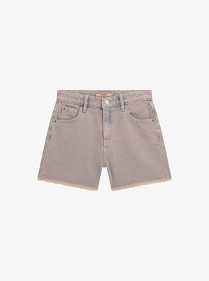 Világosszürke farmersort, elfröccsentett széllel, öt zsebes kialakítással és gombos záródással. A derékrészen márkázott címke található.