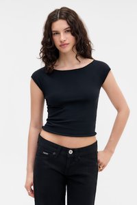 Zwarte, fitted top met korte mouwen en een brede halslijn, gecombineerd met zwarte, gestructureerde jeans met een zichtbare knop en een merklabel.