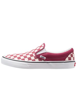 Baskets Vans sans lacets avec motif à damier rouge et blanc et semelle en caoutchouc blanche, étiquette logo visible sur le côté.