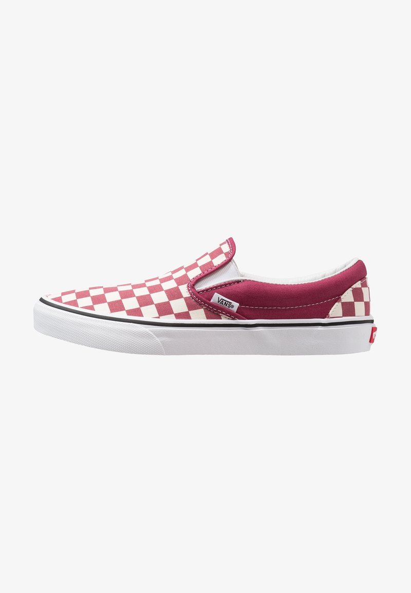 Baskets Vans sans lacets avec motif à damier rouge et blanc et semelle en caoutchouc blanche, étiquette logo visible sur le côté.
