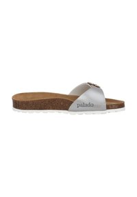 Zilveren slide sandaal met een kurken voetbed en een witte rubberen zool. Voorzien van een decoratieve zilveren gesp en de merknaam "palado" in reliëf.