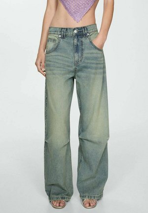 Lichtblauwe denim wijdbroek met vervaagde plekken, hoge taille, twee voorkruiszakken en een enkele knoopsluiting. Gladde textuur.