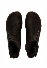 Botines negros con exterior de cuero, suela marrón texturizada y forro de borrego en la parte superior. Cuentan con una cremallera lateral para poner y quitar fácilmente.