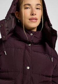 Lee LINED SHORT PUFFER WITH HOOD RELAXED FIT - Giacca invernale - deep wine