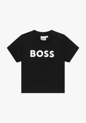 Zwart katoenen T-shirt met een groot wit "BOSS" logo aan de voorkant. Korte mouwen, ronde hals en drukknopen op de schouder.